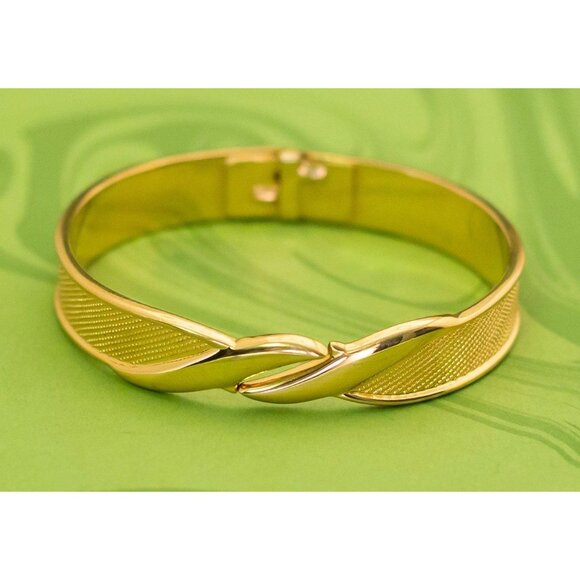 Vintage Art Nouveau Intricate Elven Gold Tone Hinged Bangle 7 inch by Monet - W1 - Picture 3 of 4